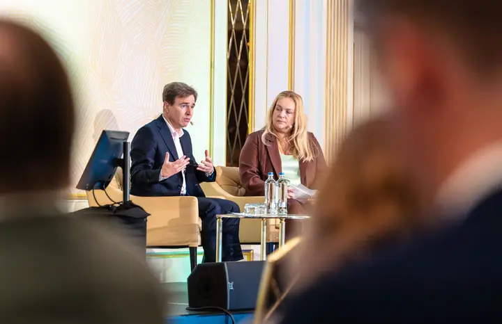 A conversation on stage, seen from the audience